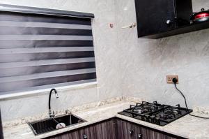Η κουζίνα ή μικρή κουζίνα στο Furnished one-bedroom bungalow in a secure and serene part of Ibadan