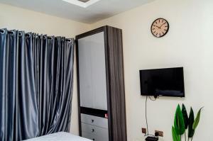 Μια τηλεόραση ή/και κέντρο ψυχαγωγίας στο Furnished one-bedroom bungalow in a secure and serene part of Ibadan