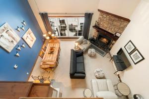 an overhead view of a living room with a fireplace at Les Manoirs 3bdrs Near Village in Mont-Tremblant