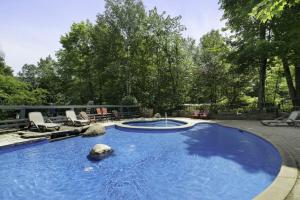 a swimming pool in the middle of a yard at Les Manoirs 3bdrs Near Village in Mont-Tremblant