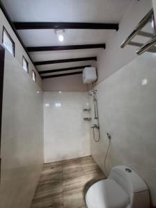 Ένα μπάνιο στο Pondok Roomi Villa and Resto