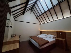 Ένα ή περισσότερα κρεβάτια σε δωμάτιο στο Pondok Roomi Villa and Resto +7 φωτογραφίες