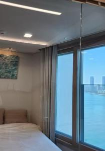 Gallery image ng #광안대교#오션뷰헬스장&사우나#무료주차#해변도보3분#넷플릭스#밀락더마켓 sa Busan