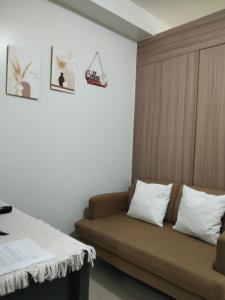 マニラにあるShore2 tower2 11th floor, unit 1122 VSV Luxury Family Suite staycation Moaの部屋の中にソファがあるリビングルーム