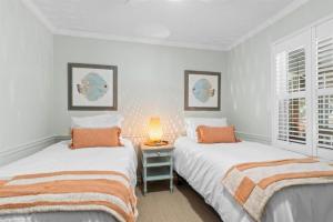 En eller flere senge i et værelse på Playin' Hooky