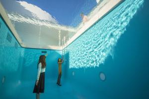 una donna in piedi davanti a una piscina di Tokyu Stay Kanazawa a Kanazawa