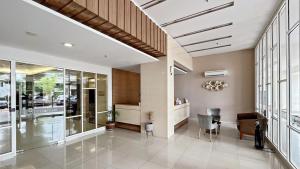 Ruang duduk di Studio with pool & next to mall