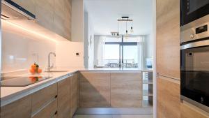 Кухня или мини-кухня в SUNSET WAVES sea & sky apartment
