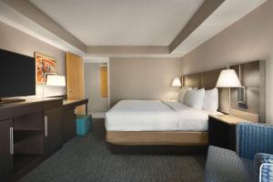 Postel nebo postele na pokoji v ubytování Hampton Inn Tropicana