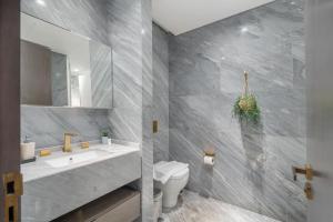 Vannituba majutusasutuses High-end Quality Apartment in FIVE Palm Jumeirah
