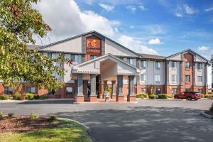 Una representación de un hotel con estacionamiento. en Comfort Suites St Charles-St Louis, en St. Charles