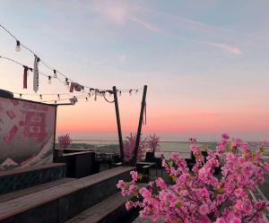 una vista del tramonto da un ristorante con fiori rosa di Story Hotel Studio Malmo, part of JdV by Hyatt a Malmö