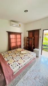 una camera da letto con un letto grande in una stanza di New Klong Khong Garden a Ko Lanta