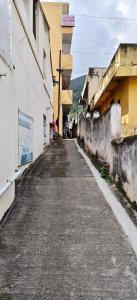 an empty street in an alley next to a building at Sri Annai Home Stay I in Tiruvannāmalai