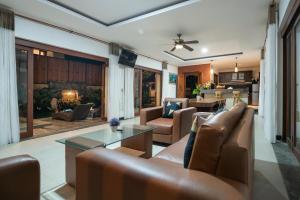 a living room with a couch and a table at Lamin Etan Saba Selatan in Keramas