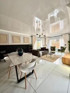 Setusvæði á Luxury Redefined Home