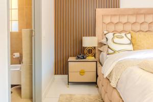 Rúm í herbergi á Luxury Redefined Home