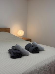 a bed with three towels on top of it at Logis en campagne avec piscine in Châlonvillars