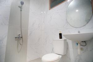Un baño con ducha, inodoro y lavabo. en Hotel Permata Malioboro, en Yogyakarta