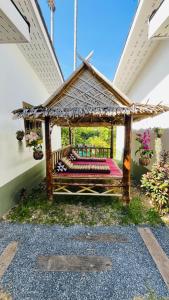 un gazebo nel cortile di una casa di New Klong Khong Garden a Ko Lanta