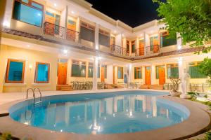 una piscina en medio de una casa por la noche en Hotel Permata Malioboro, en Yogyakarta