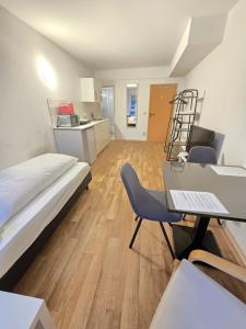 a room with a bed and a desk with a laptop at Apartments EFDE Boardinghouse Heilbronn in Heilbronn +56 photos