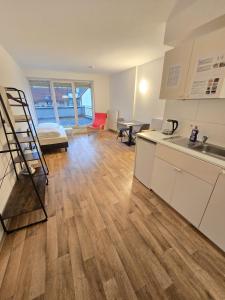 a room with a kitchen and a living room at Apartments EFDE Boardinghouse Heilbronn in Heilbronn