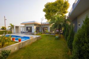 Πισίνα στο ή κοντά στο Aarul Farm - Poolside Living with Gazebos