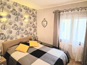 a bedroom with a bed with a black and white at Maison Richelieu in Bram