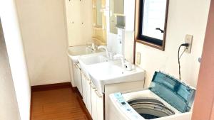 a washer and dryer in a bathroom with a washing machine at ゲストハウス橋本旅館 肥後大津駅前 in Kikuyo +23 photos