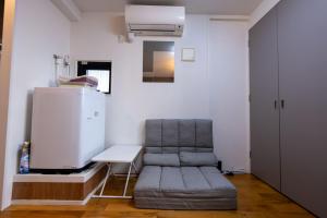 Una sala de estar con una silla y una mesa. en YIYou Japan秋葉原302, en Tokio