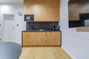 Kuchyňa alebo kuchynka v ubytovaní Glow Apartments - Apartamenty Studio KOZIA Gdańsk Śródmieście