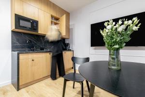 Kuchyňa alebo kuchynka v ubytovaní Glow Apartments - Apartamenty Studio KOZIA Gdańsk Śródmieście
