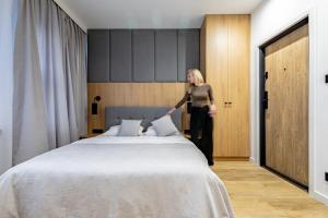 Posteľ alebo postele v izbe v ubytovaní Glow Apartments - Apartamenty Studio KOZIA Gdańsk Śródmieście