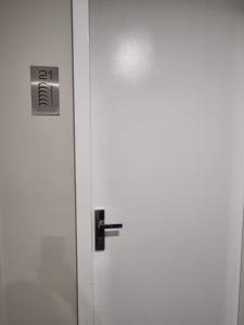 贝尔康嫩Modern 1 Bedroom apartment with Pool, Gym & Water Views的一道带锁的白色门
