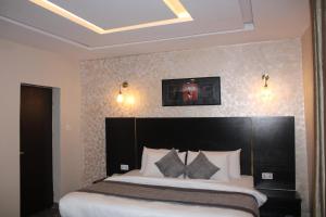 Letto o letti in una camera di Residency Hotel Lekki Phase 1
