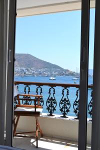 een balkon met een bank en uitzicht op het water bij Bac Pansiyon in Bodrum City