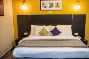 Postel nebo postele na pokoji v ubytování Residency Hotel Lekki Phase 1