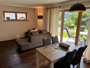 ein Wohnzimmer mit einem Tisch und einem Sofa in der Unterkunft Wildkogel-Villa in Bramberg am Wildkogel