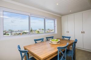 ストロイスバーイにあるCasa Azul Upstairs Apartmentの木製のテーブルと椅子のあるダイニングルーム