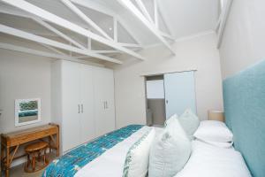 ストロイスバーイにあるCasa Azul Upstairs Apartmentの白い壁のベッドルーム1室、ベッド1台(枕付)