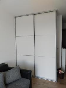 ein Wohnzimmer mit Glasschiebetüren in der Unterkunft Cobanica Borovi Divcibare in Divčibare