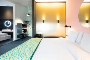 
Een bed of bedden in een kamer bij The Dutch Maastricht
