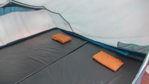 tenda aperta con cuscino arancione di Jolotundo Glamping and Edupark a Sagi