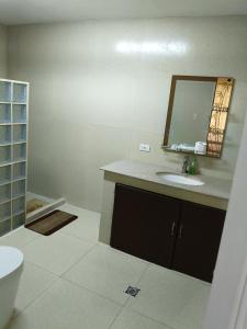 Un baño de Hidaway Resort