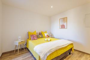 a bedroom with a yellow bed with a bowl on it at La Casa Di Castagni - Climatisé avec terrasse in Oletta