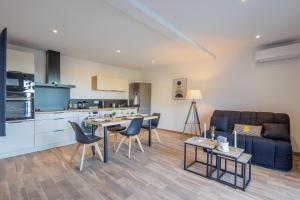 a kitchen and living room with a couch and a table at La Casa Di Castagni - Climatisé avec terrasse in Oletta