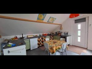 una cucina con tavolo e sedie in una cucina di Le Vin-Tage a Broin Altre 6 foto