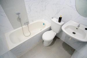 Un baño de Hotel Permata Malioboro