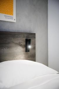Un pat sau paturi într-o cameră la Hôtel Arnold self check-in